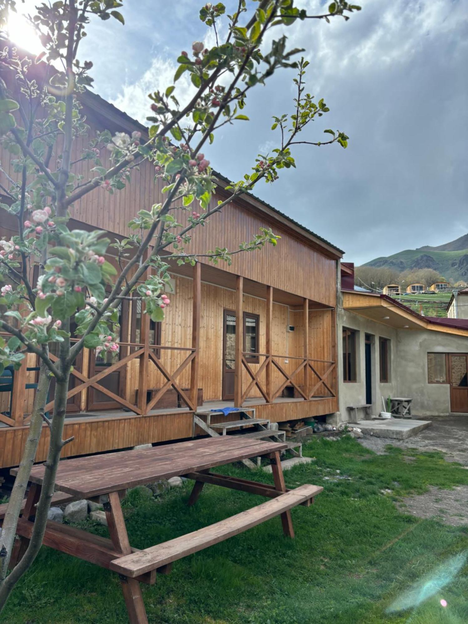 Family Hostel Nika Stepantsminda Exterior photo